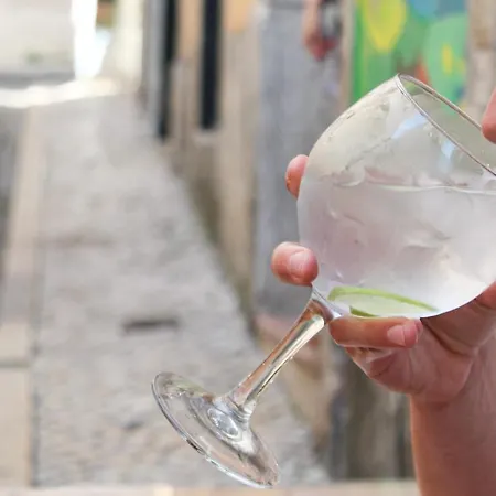 Alface Hall & Bar ホステル *